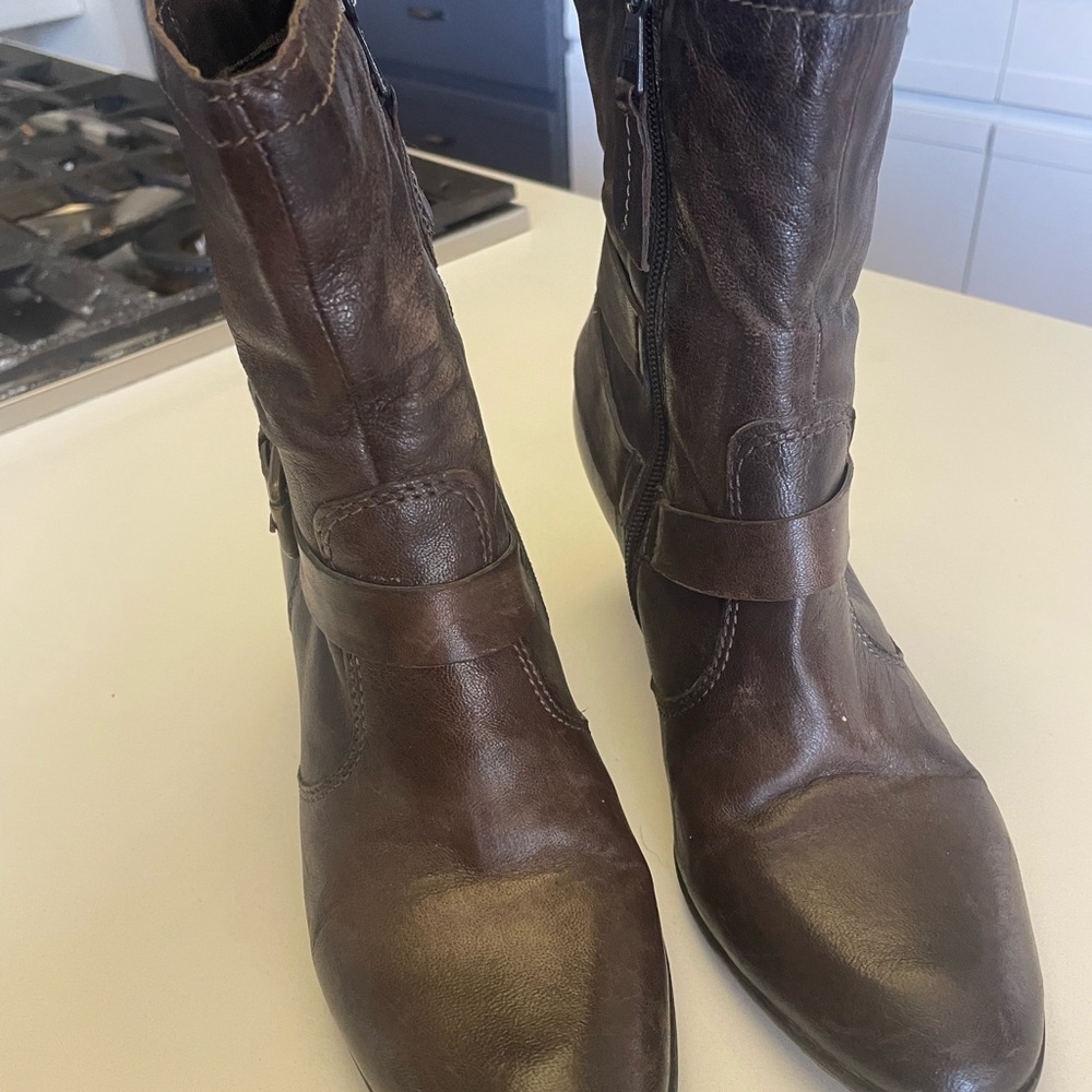 MJUS Women’s Leather Buckle Zip Up Ankle Boots.  Size 39, (approx size US 7). - Picture 2 of 13